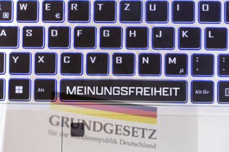 Keyboard labelled MEINUNGSFREIHEIT (symbolic image, composing)