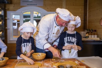 Christmas bakery and show bakery at the Striezelmarkt. In cooperation with the Dresden Stollen