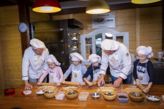 Christmas bakery and show bakery at the Striezelmarkt. In cooperation with the Dresden Stollen