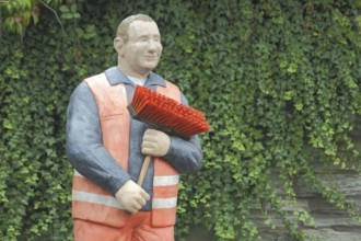 Sculpture Construction worker by Christel Lechner 2021, everyday people, street sweeper, street