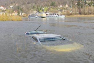 Recently, an inadequately secured car sank in the flood waters of the Elbe and was only located