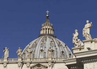 Statues of the Apostles on St Peter's Basilica, San Pietro in Vaticano, Basilica of St Peter in the