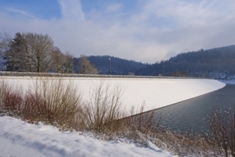 Dam on the Hennesee, Hennetalsperre, winter landscape, Sauerland-Rothaargebirge Nature Park,