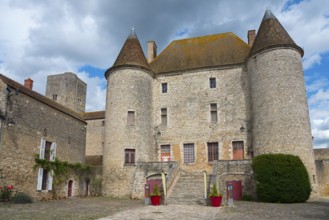 Altes, mittelalterliches Schloss mit markanten Türmen und Steinmauern unter bewölktem Himmel,