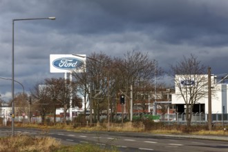 Fordwerke Süd, pylon with Ford logo, view from Emdener Strasse, Ford Werke Gmbh Cologne-Niehl,