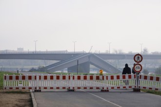 Partially collapsed Carola Bridge, fog, autumn, Dresden, Saxony, Germany, Europe