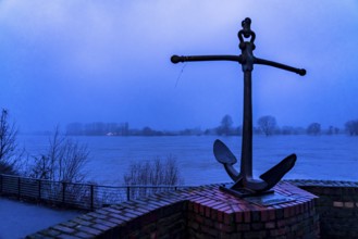 High water on the Rhine at Düsseldorf-Kaiserswerth, foggy weather, riverside paths and Rhine