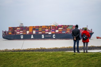 Container freighter UASC AL NASRIYAH, flying the flag of the Marshall Islands, in the Elbe estuary,