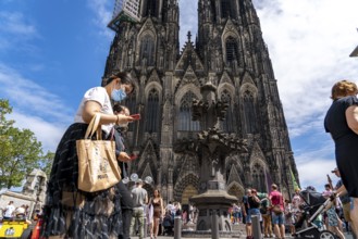 Tourists, visitors, on the Domplatte, Cologne Cathedral, Cologne, North Rhine-Westphalia, Germany,