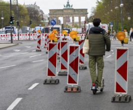 Nissen lights and warning banners, Unter den Linden, Brandenburg Tor, Berlin, Germany, Europe