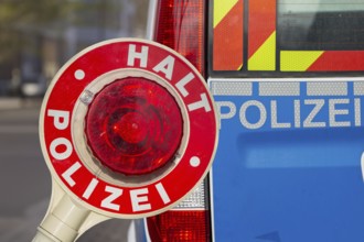 Police control: Close-up of a police trowel with the inscription HALT POLIZEI in front of a police