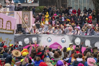 Rose Monday parade in Düsseldorf, themed floats of carnival societies and other participants in the