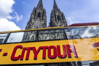 Domplatte, Cologne Cathedral, double-decker bus for city tours, Cologne North Rhine-Westphalia,