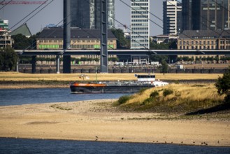 Rhine at Düsseldorf, extremely low water, Rhine level at 47 cm, falling, barge in front of the