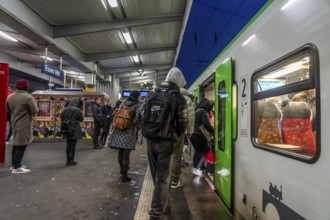 Regional train, S-Bahn, platform, train traffic, Essen central station, North Rhine-Westphalia,