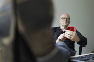 Topic: Man with smartphone in the office, Bonn, 04.07.2024