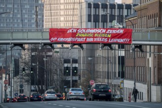 Large banner calls on people to stay at home, demands solidarity, Alfredstraße, B224, effects of