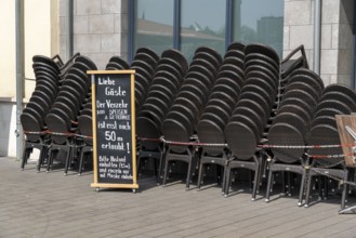 Closed gastronomy, during the Corona condition lockdown in April 2021, outdoor catering, stacked