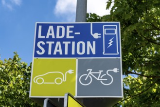 Charging station for e-cars and e-bikes in a car park, symbolic image