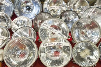 Headlights for Citro'n, Porsche and Fiat vintage cars offered by a spare parts dealer at Techno