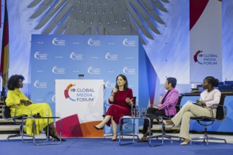 From left: presenter, Annalena Bärbock (Bündnis 90/Die Grünen), Federal Foreign Minister, Maria