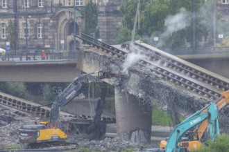 In the early hours of the morning, a section of the Carola Bridge collapsed for unknown reasons.