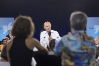 Olaf Scholz (Chancellor of the Federal Republic of Germany, SPD) surrounded by guests at the