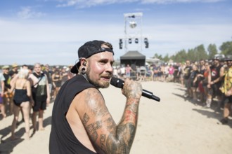 Matthias Engst, singer of the band Engst on the beach in front of the Becks Beach Stage at the