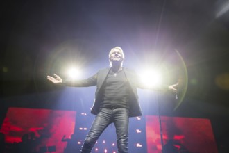 Matthias Reim live on ..und plötzlich bist du Kult! Tour in the Berlin Uber Arena on 29 December