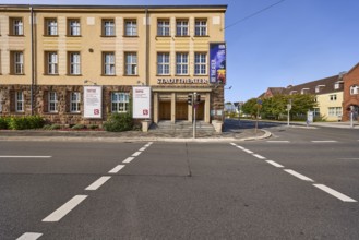 Stadttheater Landesbühne Niedersachsen Nord, pedestrian crossing with traffic lights, intersection