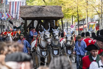 Schwamendingen guild, parade of historically costumed guild members, Sechseläuten or Sächsilüüte,