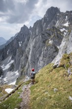 Mountaineer with helmet on a hiking trail, Wilder Kaiser, Kaiser Mountains, Tyrol, Austria, Europe