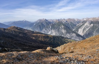 View from the ridge of the Venet to the mountain panorama of the Parzinn Group of the Lechtal Alps,