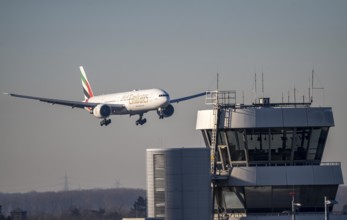 Emirates, Boeing 777, aircraft approaching Düsseldorf Airport, DUS, old air traffic control tower,