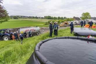 Forest fire-fighting exercise by the Essen fire brigade, the water supply was rehearsed over longer