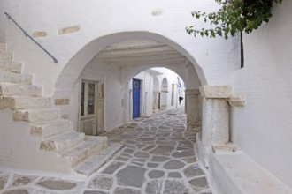 Alley in the old town, Parikia, Paros, Clyclades, Greece, Europe