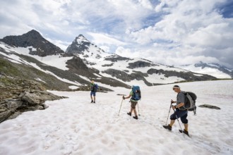 Three mountaineers crossing a snowfield, ascent to the Nördliche Mörchnerscharte, behind summit