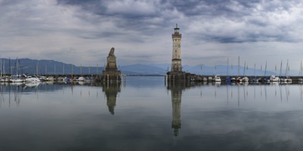 Harbour with lighthouse and Bavarian lion, Lindau, Lake Constance, Bavaria, Germany, Europe