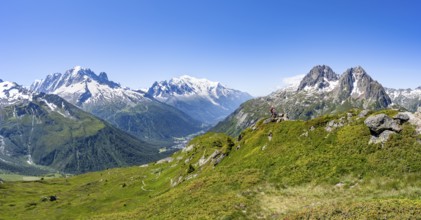 Mountain panorama with glaciated peaks, Aiguille du Midi and Mont Blanc, Aiguille de Mesure and