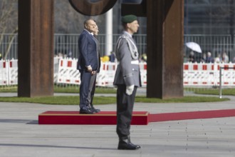 Federal Chancellor Olaf Scholz (SPD) welcomes Emmanuel Macron, President of France, and Donald