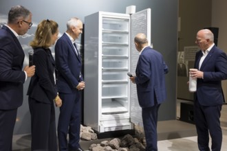 Olaf Scholz (Chancellor of the Federal Republic of Germany, SPD) looks into an empty Liebherr