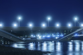 In the early hours of the morning, a section of the Carola Bridge collapsed for unknown reasons.