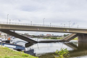 In the early hours of the morning, a section of the Carola Bridge collapsed for unknown reasons.