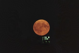 A super moon shines over the Atrium Tower in Berlin, 19/08/2024