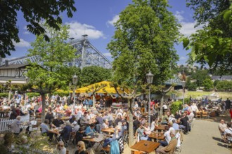 Groups of men on their way to the Men's Day on the Dresden Elbe cycle path, here the packed