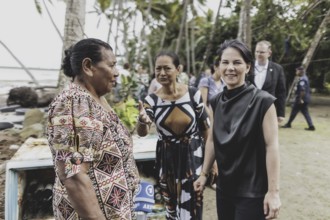 (R-L) Annalena Bärbock (Bündnis 90/Die Grünen), Federal Foreign Minister, Christine Fung, employee