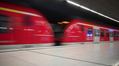 Underground arriving S-Bahn, train, class 420 in traffic red, platform, stop, city centre station,