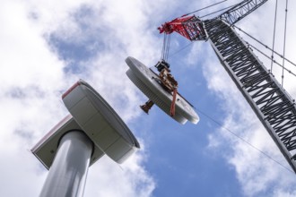 Erection of a wind turbine, wind energy plant, assembly of the ring generator, with a crawler