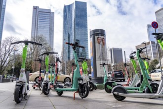 E-scooters, e-scooters parked on the pavement at the corner of Taunusanlage and Taunustor,