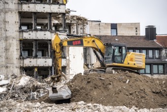 Demolition of the former RWE building complex, in the city centre, on the A40 motorway in Essen,